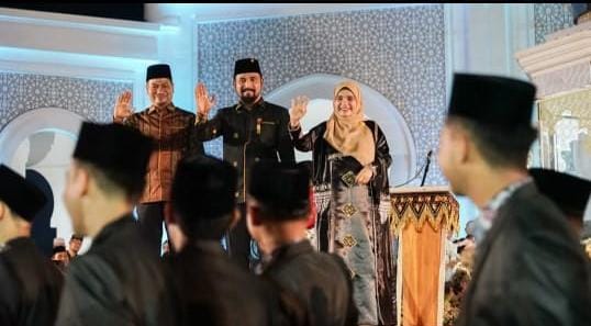 Bupati Aceh Timur, Iskandar Usman Al-Farlaky, S.H.I., M.Si., bersama Ketua TP-PKK Ny. Lismawani Al-Farlaky, S.Pd., M.Ag., menghadiri pembukaan Musabaqah Tilawatil Qur’an (MTQ) ke-XXXVII Tingkat Provinsi Aceh di arena utama Kabupaten Pidie Jaya, Sabtu malam, 1 November 2025.