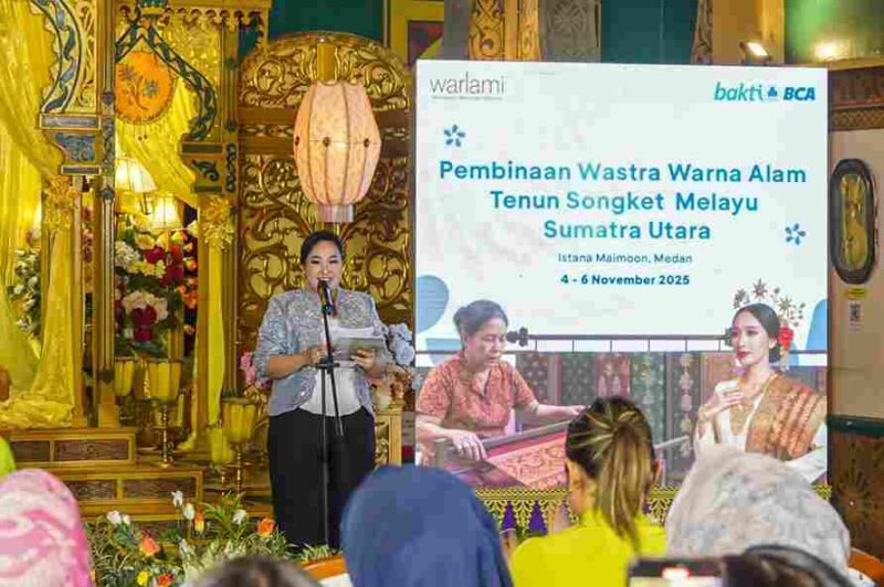 Ketua Dewan Kerajinan Nasional Daerah (Dekranasda) Kota Medan, Airin Rico Waas, saat membuka kegiatan Pembinaan Wastra Warna Alam Tenun Songket Melayu di Balairung Istana Maimun, Selasa (4/11/2025).