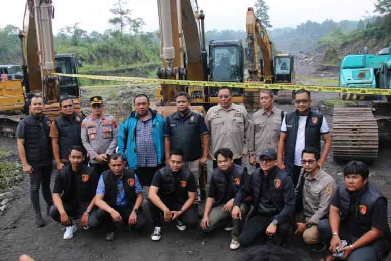 Bareskrim Polri resmi menetapkan tiga orang tersangka dalam kasus penambangan pasir ilegal di kawasan Taman Nasional Gunung Merapi (TNGM).