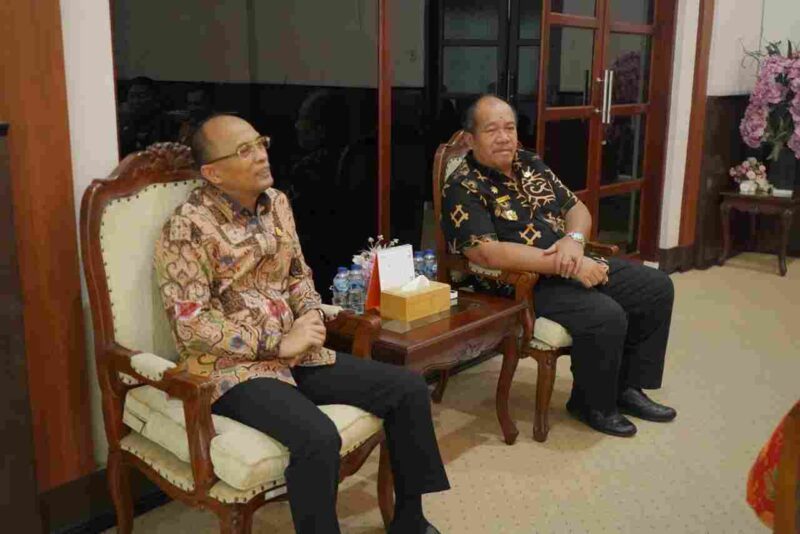 Kepala Kejaksaan Negeri Asahan yang baru, Mochamad Judhy Ismono, S.H., M.H. dan Bupati Asahan, Taufik Zainal Abidin, S.Sos., M.Si. di Kantor Bupati Asahan.