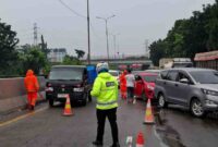 Petugas Sat Lantas atur lalu lintas di dalam jalan Tol. 