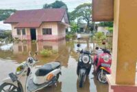 Kondisi banjir di  SD Pucoek Alue Dua , air tergenang setinggi mata kaki. 
