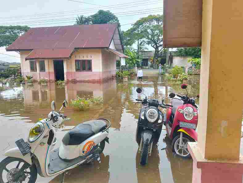 Kondisi banjir di  SD Pucoek Alue Dua , air tergenang setinggi mata kaki. 