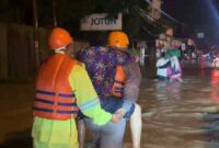 evakuasi warga oleh brimob