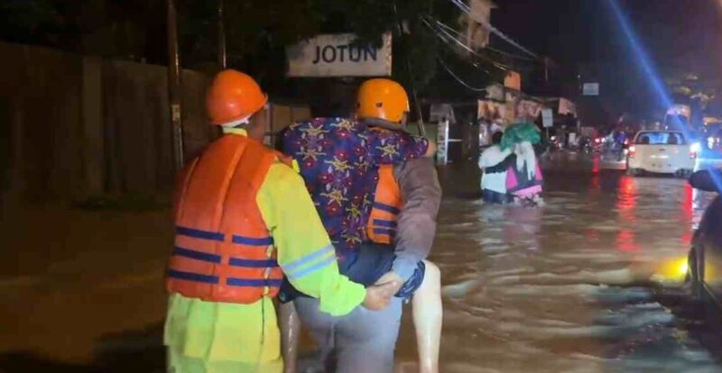 evakuasi warga oleh brimob