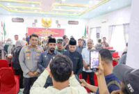 Bupati Aceh Timur Iskandar Usman Al-Farlaky, S.H.I., M.Si., saat diwawancarai wartawan.