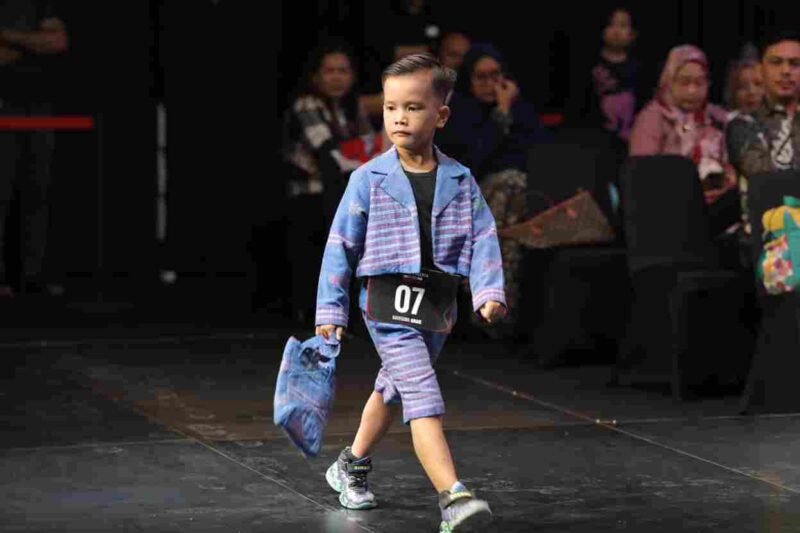 Salah satu penampilan model di SUMUT Fashion Beauty (SFB) 2025 di Museum Negeri Sumatera Utara pada 21–22 November 2025.