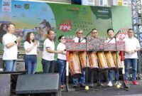 Pembukaan  Festival Pasar Rakyat yang digelar  atas kerjasama PUD Pasar Kota Medan bersama Adira Finance di area Parkir  Pusat Pasar, Sabtu (15/11/25).