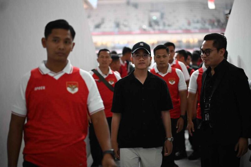 Wakil Presiden (Wapres) Gibran Rakabuming Raka menunjukkan dukungan nyata terhadap kemajuan olahraga futsal nasional. Ia menyaksikan langsung laga persahabatan internasional antara Timnas Futsal Indonesia dan Australia di Indonesia Arena, Kompleks Gelora Bung Karno (GBK), Jakarta, Sabtu malam (1/11/2025).