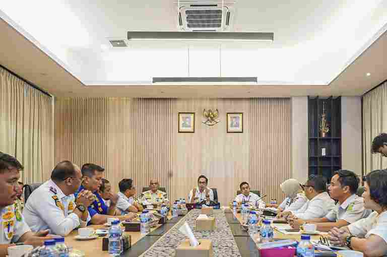 Wali Kota Medan, Rico Tri Putra Bayu Waas, memimpin rapat pembahasan penegakan perda, Rabu (5/11/2025), di Ruang Rapat Rumah Dinas Wali Kota Medan.