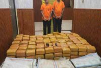 Kedua pelaku berinisial BZ (23) dan S (38) bersama barang bukti.