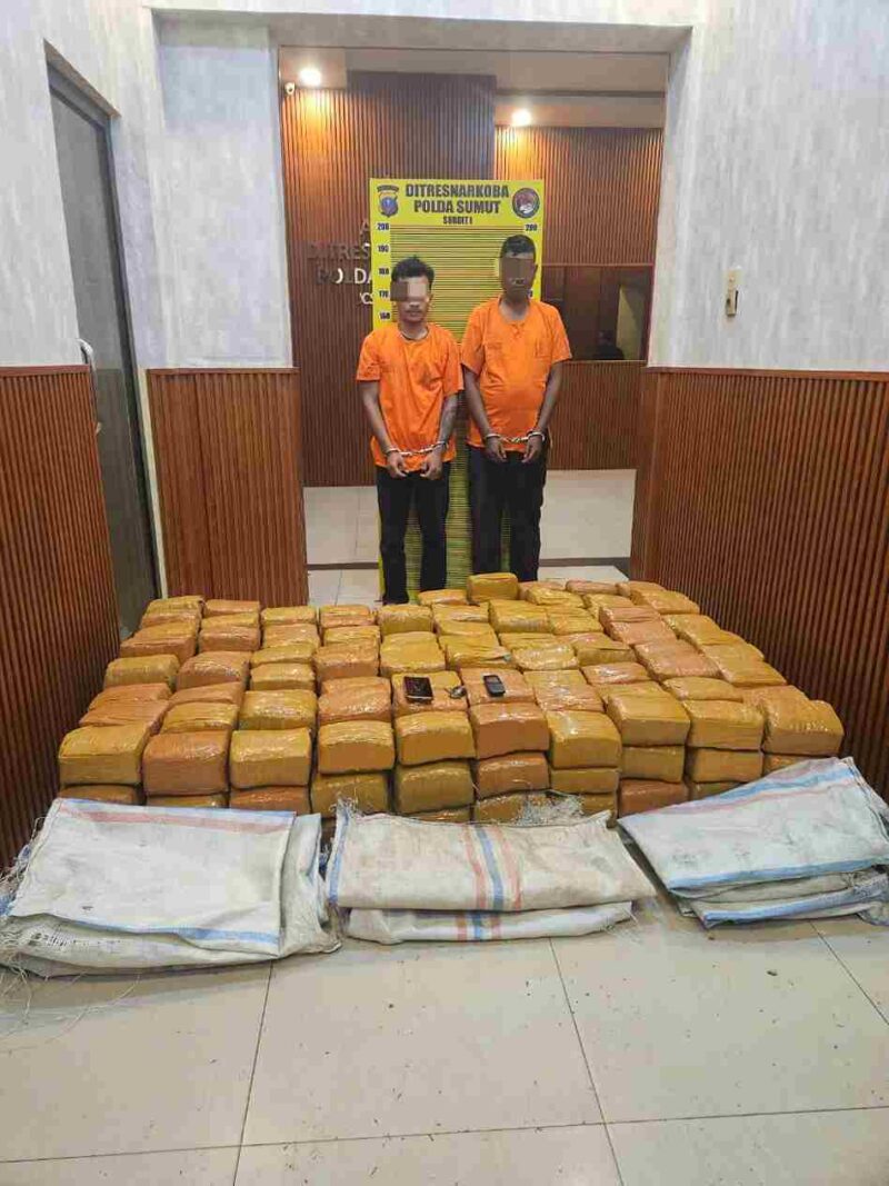 Kedua pelaku berinisial BZ (23) dan S (38) bersama barang bukti.