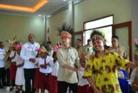 Wakil Presiden (Wapres) Gibran Rakabuming Raka meninjau Pelatihan Pandai Berhitung dengan Metode GASING (Gampang, Asik, Menyenangkan) di SMP YPK 1 dan SMP YPK 2 Manokwari, Papua Barat, Rabu (5/11/2025).