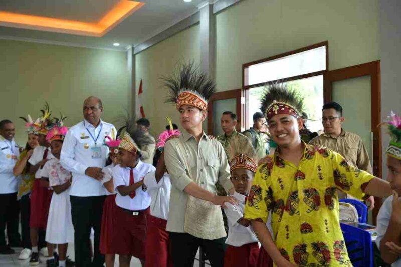 Wakil Presiden (Wapres) Gibran Rakabuming Raka meninjau Pelatihan Pandai Berhitung dengan Metode GASING (Gampang, Asik, Menyenangkan) di SMP YPK 1 dan SMP YPK 2 Manokwari, Papua Barat, Rabu (5/11/2025).