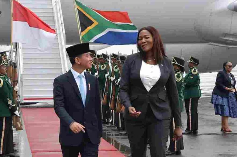 Wakil Presiden Republik Indonesia Gibran Rakabuming tiba di Bandar Udara Internasional O.R. Tambo, Johannesburg, Afrika Selatan, Jumat (21/11/2025). Foto: BPMI Setwapres