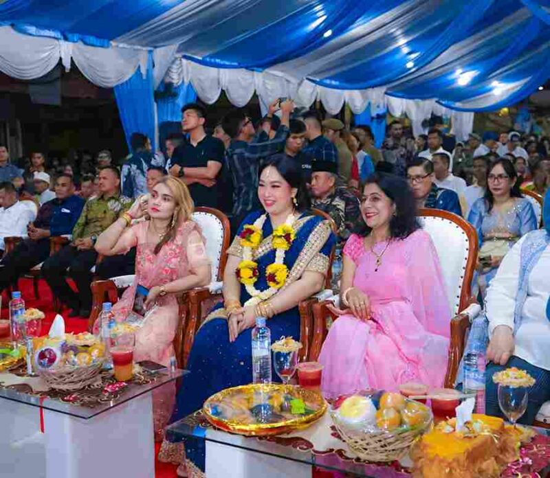 Ketua TP PKK Ny. Airin Rico Waas saat di kawasan Little India, Jalan Zainul Arifin, Medan, untuk merayakan Deepavali 2025, Sabtu (8/11/2025) malam.