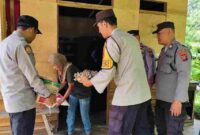 Polsek Serbelawan melaksanakan kegiatan Jumat Curhat dan Jumat Berkah dengan menyambangi warga sekaligus membagikan sembako kepada masyarakat di Kelurahan Aman Sari, Kecamatan Dolok Batu Banggar, Kabupaten Simalungun, pada hari Jumat, 14 November 2025, mulai pukul 11.00 WIB hingga selesai.