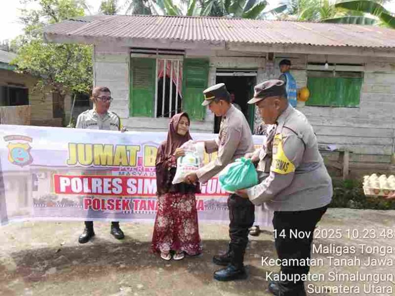 Polsek Tanah Jawa kembali melaksanakan kegiatan Jumat Berkah dengan menyalurkan paket sembako kepada warga kurang mampu di Huta I Maligas Tonga, Kecamatan Tanah Jawa, Kabupaten Simalungun, pada Jumat, 14 November 2025.