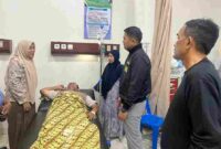 Kapolres Aceh Timur AKBP Irwan Kurniadi, S.I.K., menjenguk Wakapolsek Nurussalam Ipda Muhammad Tamam yang tengah menjalani perawatan di RS Zubir Mahmud, Aceh Timur, pada Minggu (2/11/2025) petang.