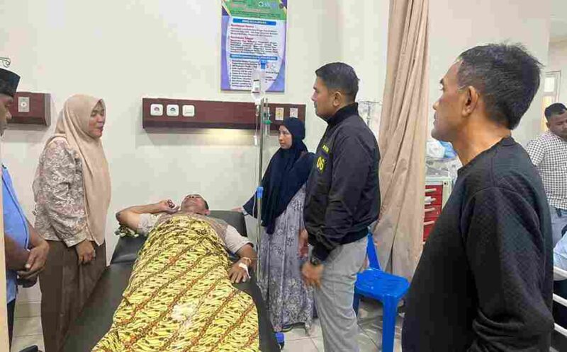 Kapolres Aceh Timur AKBP Irwan Kurniadi, S.I.K., menjenguk Wakapolsek Nurussalam Ipda Muhammad Tamam yang tengah menjalani perawatan di RS Zubir Mahmud, Aceh Timur, pada Minggu (2/11/2025) petang.