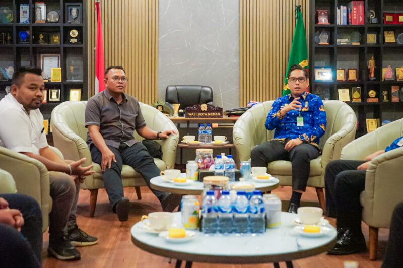  Rico Waas saat menerima audiensi dari Managemen tim futsal Fascho Mufa, di Rumah Dinas Wali Kota Medan, Senin (17/11/2025).