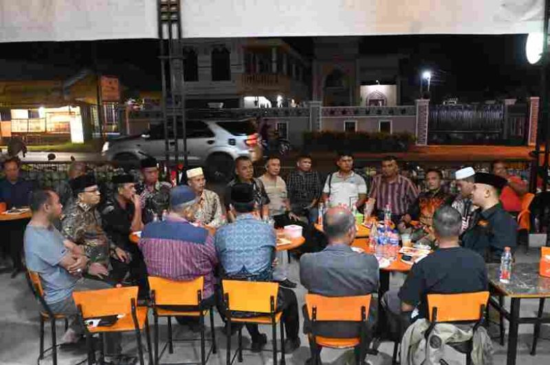 Kapolres Labuhanbatu Selatan AKBP Aditya S.P. Sembiring, M.Si.K, bersama para Pejabat Utama (PJU) Polres Labuhanbatu Selatan melaksanakan kegiatan Ngopi Kamtibmas bersama masyarakat Kecamatan Torgamba pada Sabtu (15/11/2025). Kegiatan berlangsung di Caffe Forzen & Coffee Shop Jalan Lintas Sumatera, Aek Batu, 