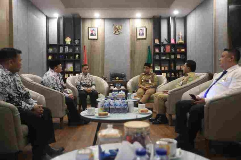 Wali Kota Medan Rico Tri Putra Bayu Waas saat menerima kunjungan pengurus Persatuan Guru Republik Indonesia (PGRI) Kota Medan di Rumah Dinas Wali Kota Medan, Jalan Sudirman, Senin (10/11/2025).
