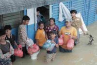 bantuan makanan kepada para pengungsi di Kecamatan Medan Selayang dan Medan Barat, Jumat (27/11/2025).