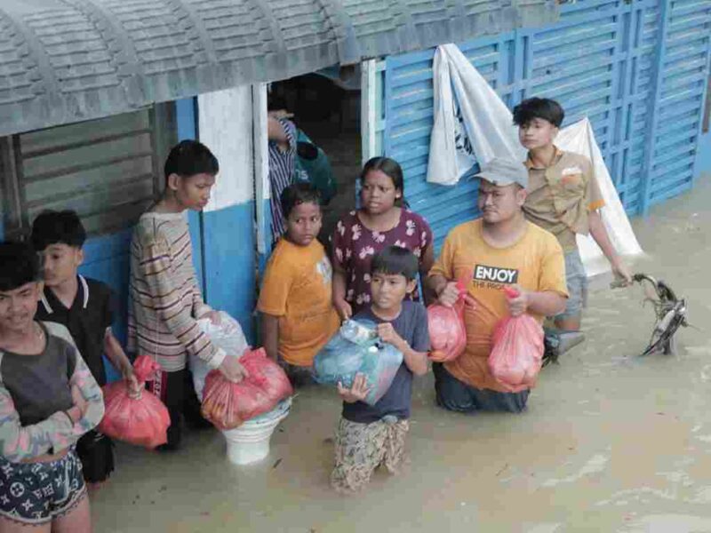 bantuan makanan kepada para pengungsi di Kecamatan Medan Selayang dan Medan Barat, Jumat (27/11/2025).