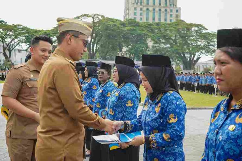 Upacara penyerahan Surat Keputusan (SK) Pegawai Pemerintah dengan Perjanjian Kerja (PPPK) Paruh Waktu, Senin (10/11/2025).