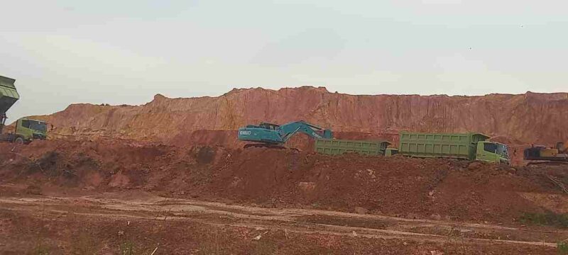 Aktivitas cut and fill di dekat Jl. Hang Kasturi, Batu Besar, Kecamatan Nongsa, Kota Batam, Kepulauan Riau