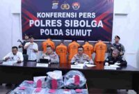 Polres Sibolga laksanakan Konferensi Pers Kasus pembunuhan tragis yang sempat menggemparkan warga Kota Sibolga akhirnya berhasil diungkap. Hanya dalam waktu kurang dari tiga hari, Satuan Reserse Kriminal (Satreskrim) Polres Sibolga berhasil mengamankan lima orang pelaku yang diduga kuat terlibat dalam pembunuhan seorang pemuda di halaman Masjid Agung Sibolga, Senin (03/11/2025). 