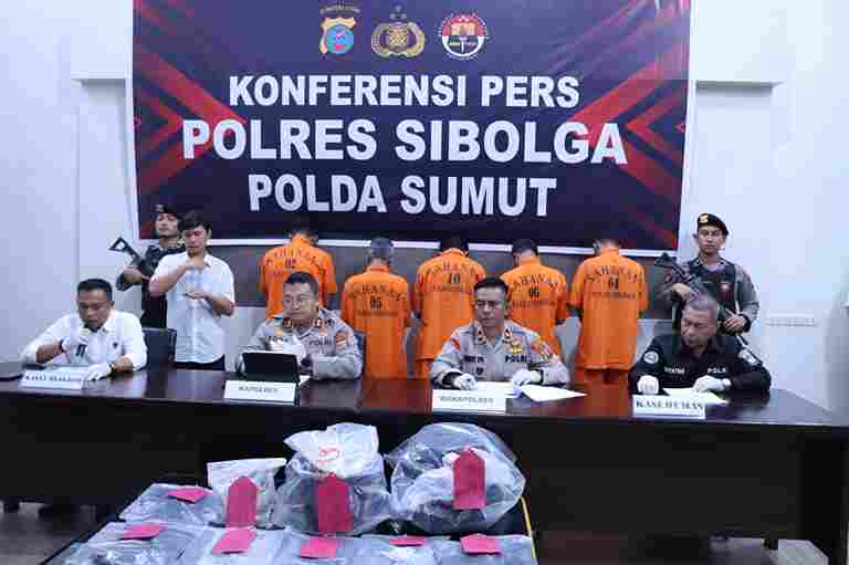 Polres Sibolga laksanakan Konferensi Pers Kasus pembunuhan tragis yang sempat menggemparkan warga Kota Sibolga akhirnya berhasil diungkap. Hanya dalam waktu kurang dari tiga hari, Satuan Reserse Kriminal (Satreskrim) Polres Sibolga berhasil mengamankan lima orang pelaku yang diduga kuat terlibat dalam pembunuhan seorang pemuda di halaman Masjid Agung Sibolga, Senin (03/11/2025). 