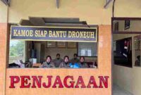 Polisi Wanita (Polwan) Polres Aceh Timur, Polda Aceh, melaksanakan tugas menjaga keamanan Markas Komando (Mako) saat personel Polisi Laki-laki (Polki) menunaikan ibadah Sholat Jumat. 