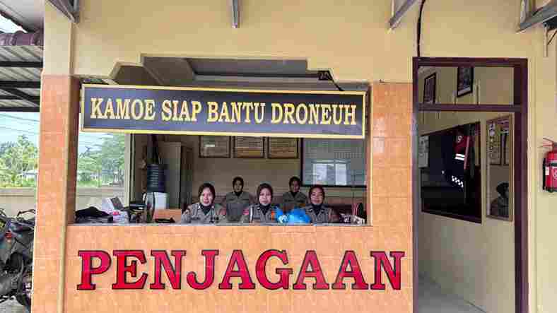 Polisi Wanita (Polwan) Polres Aceh Timur, Polda Aceh, melaksanakan tugas menjaga keamanan Markas Komando (Mako) saat personel Polisi Laki-laki (Polki) menunaikan ibadah Sholat Jumat. 