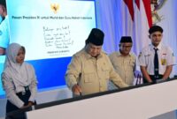 Presiden Prabowo Subianto secara resmi meluncurkan Program Digitalisasi Pembelajaran untuk Indonesia Cerdas dalam sebuah acara yang digelar terpusat di SMP Negeri 4 Kota Bekasi, pada Senin, 17 November 2025.