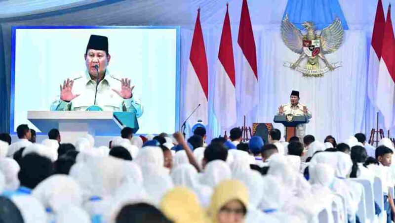 Presiden Prabowo Subianto secara resmi meluncurkan Program Digitalisasi Pembelajaran untuk Indonesia Cerdas dalam sebuah acara yang digelar terpusat di SMP Negeri 4 Kota Bekasi, pada Senin, 17 November 2025. Foto: BPMI Setpres