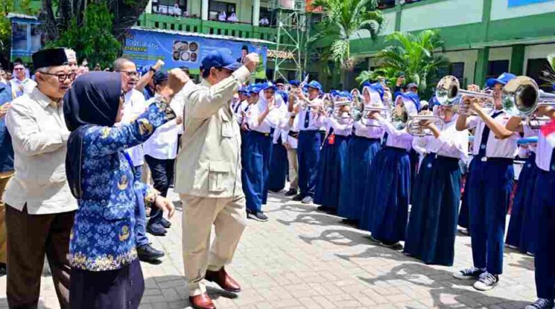Kunjungan kerja Presiden Prabowo Subianto ke SMPN 4 Kota Bekasi pada Senin, 17 November 2025
