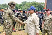 Presiden Republik Indonesia Prabowo Subianto dan Raja Kerajaan Yordania Hasyimiah, Raja Abdullah II ibn Al Hussein, menyaksikan langsung demonstrasi kemampuan drone kolaborasi Tentara Nasional Indonesia (TNI) dan Angkatan Bersenjata Yordania di Lapangan Tembak Djamsuri AU, Halim Perdanakusuma, Jakarta, pada Sabtu, 15 November 2025. Foto: BPMI Setpres