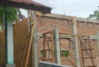 Salah satu pekerja yang tidak menggunakan APD K3 saat bekerja dilokasi bangunan. (Foto : Hasbi-atapkota) 