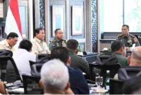 Presiden Prabowo Subianto memimpin langsung evaluasi percepatan pembangunan Koperasi Desa/Kelurahan Merah Putih (KDKMP) di Markas Besar TNI, Jakarta, pada Selasa, 25 November 2025. Foto: BPMI Setpres