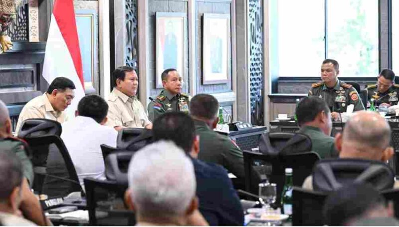 Presiden Prabowo Subianto memimpin langsung evaluasi percepatan pembangunan Koperasi Desa/Kelurahan Merah Putih (KDKMP) di Markas Besar TNI, Jakarta, pada Selasa, 25 November 2025. Foto: BPMI Setpres