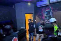 Polres Pematangsiantar rutin melaksanakan razia di tempat hiburan malam (THM) yang ada di wilayah hukumnya. Kegiatan terbaru berlangsung pada Rabu malam (5/11/2025), mulai pukul 23.00 WIB.