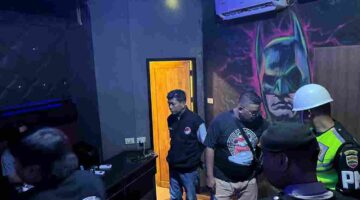 Polres Pematangsiantar rutin melaksanakan razia di tempat hiburan malam (THM) yang ada di wilayah hukumnya. Kegiatan terbaru berlangsung pada Rabu malam (5/11/2025), mulai pukul 23.00 WIB.