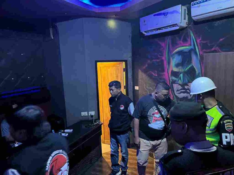 Polres Pematangsiantar rutin melaksanakan razia di tempat hiburan malam (THM) yang ada di wilayah hukumnya. Kegiatan terbaru berlangsung pada Rabu malam (5/11/2025), mulai pukul 23.00 WIB.