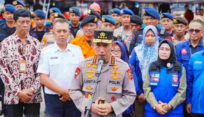 Jenderal Sigit usai melakukan pengecekan di Satbrimobda Polda DIY, Yogyakarta, Jumat (21/11/2025).