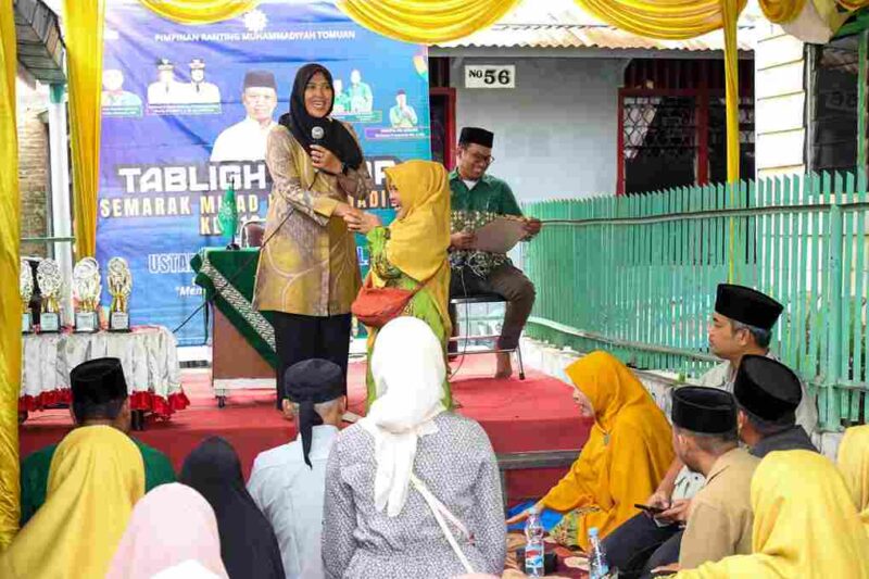 Wakil Wali Kota Pematangsiantar Herlina mewakili Wali Kota Wesly Silalahi, S.H., M.Kn., menghadiri Semarak Lomba dan Tabligh Akbar Milad ke-113 Muhammadiyah Pimpinan Ranting Muhammadiyah Kelurahan Tomuan. Kegiatan berlangsung di Musala Muslimat (Sekretariat IMM) Jalan Siatas Barita, Gang H. Rupino, Kelurahan Tomuan, Kecamatan Siantar Timur, pada Minggu (16/11/2025).