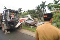 Pemerintah Kota (Pemko) Medan menurunkan Tim Terpadu untuk menertibkan bangunan liar yang berdiri di atas lahan aset dengan Hak Pengelolaan (HPL) Nomor 1 Tanjung Selamat Tahun 1990 di Jalan Flamboyan II, Kelurahan Tanjung Selamat, Kecamatan Medan Tuntungan, pada Senin, 24 November 2025.