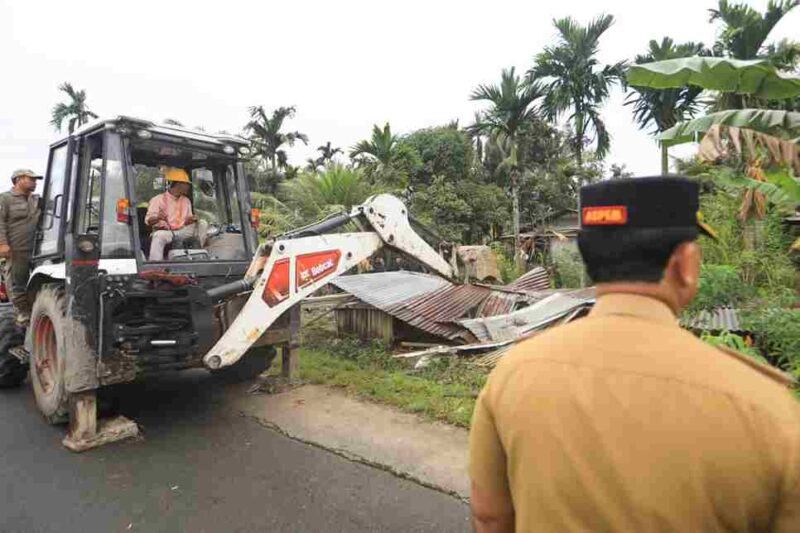 Pemerintah Kota (Pemko) Medan menurunkan Tim Terpadu untuk menertibkan bangunan liar yang berdiri di atas lahan aset dengan Hak Pengelolaan (HPL) Nomor 1 Tanjung Selamat Tahun 1990 di Jalan Flamboyan II, Kelurahan Tanjung Selamat, Kecamatan Medan Tuntungan, pada Senin, 24 November 2025.