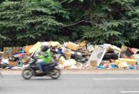 tumpukan sampah rumah tangga dan barang bekas menumpuk di tepi jalan raya. (Foto : Meidison-atapkota)